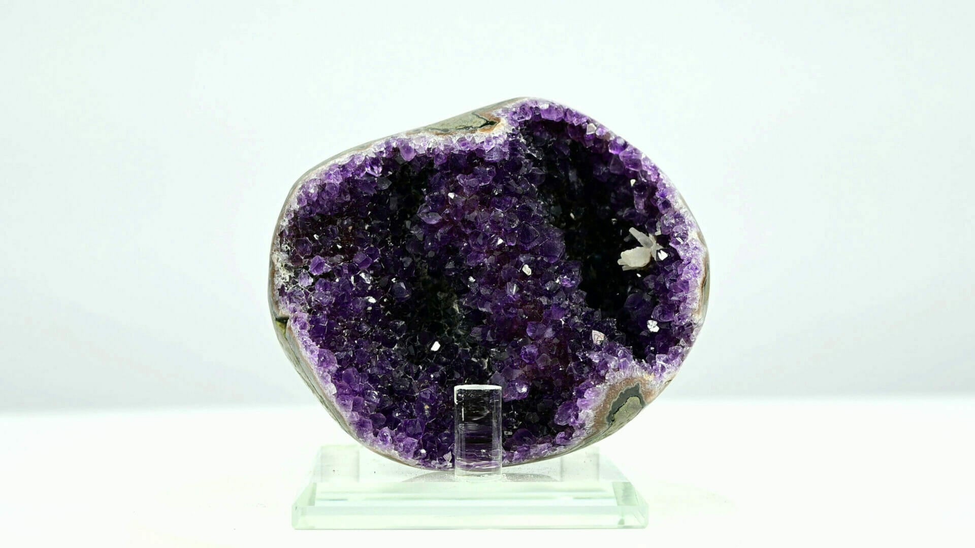 The really one amethyst that brings you wealth and luck with calcite flower inside front